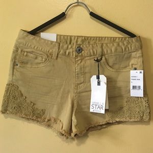 Vanilla Star Juniors’ Crochet-Trim Denim Short (9)